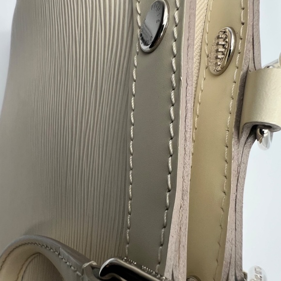 LOUIS VUITTON  Epi Brea MM Ivory - Picture 12 of 16